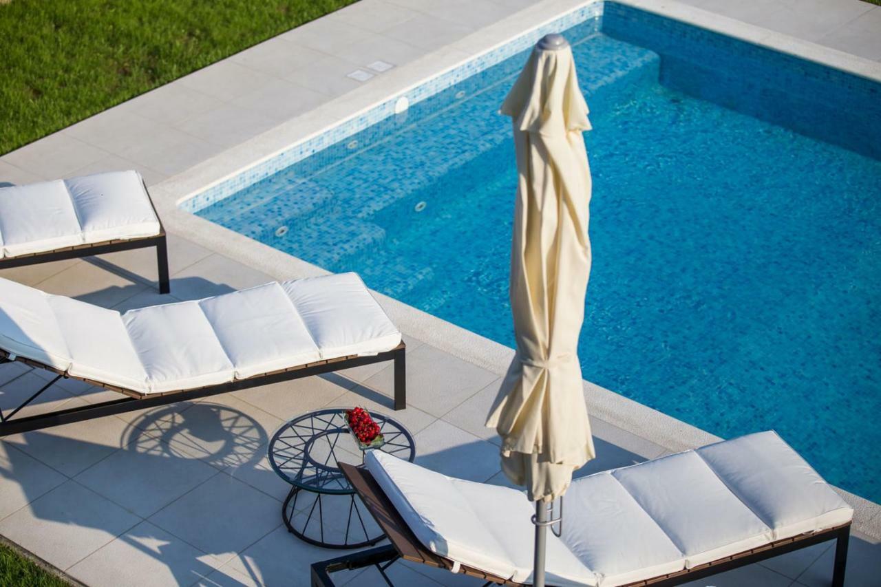 Elysium - Beautiful Family House With Heated Pool Kaštela