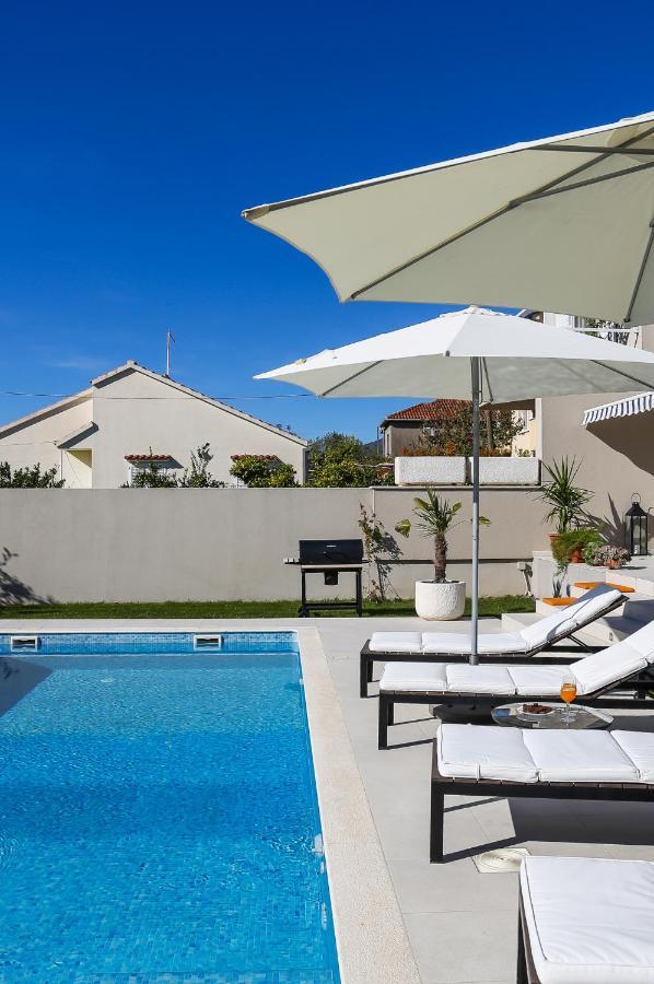 Villa Elysium - Beautiful Family House With Heated Pool Kastela