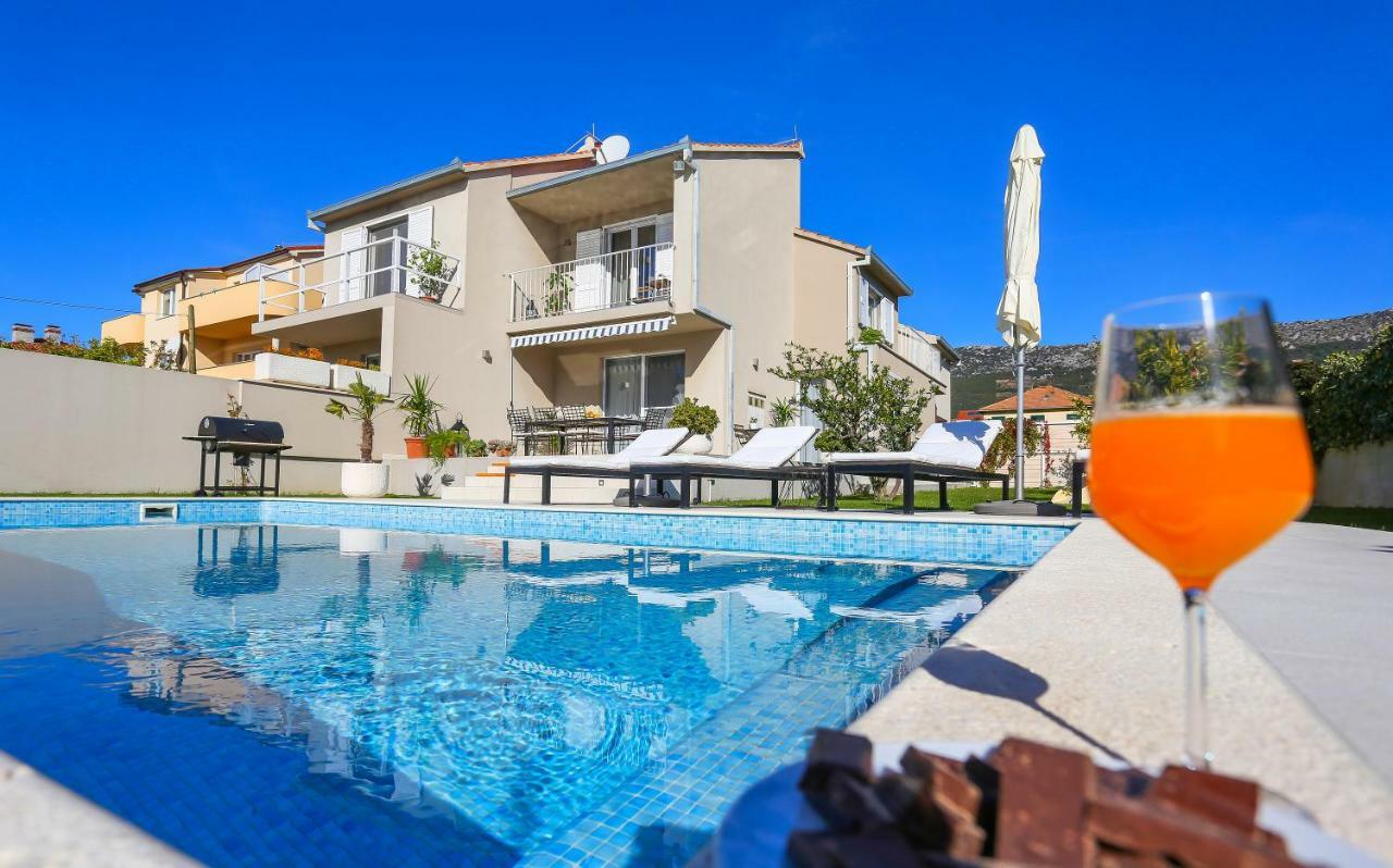 Elysium - Beautiful Family House With Heated Pool