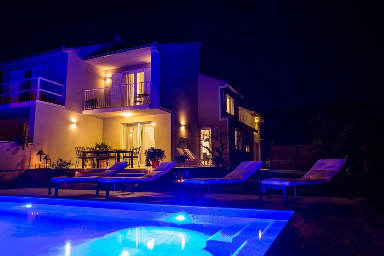 Elysium - Beautiful Family House With Heated Pool Villa