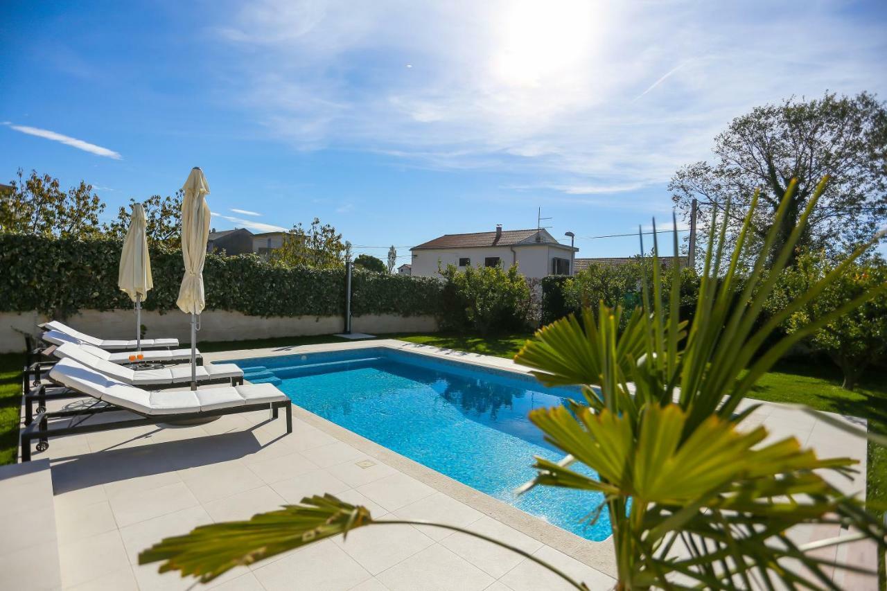 Villa Elysium - Beautiful Family House With Heated Pool Kastela